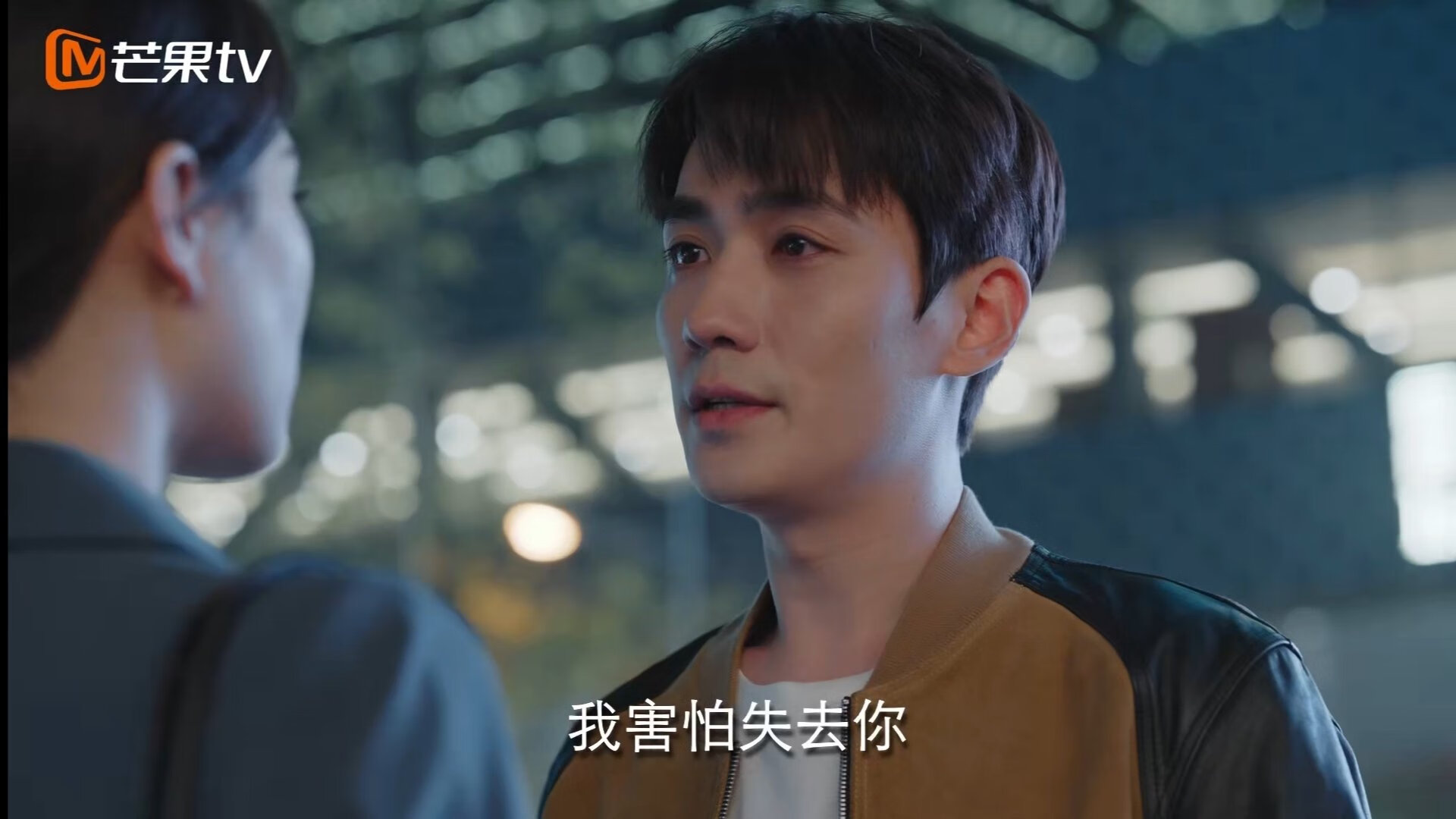 激烈竞技让人心跳加速，球员们在场上展现实力，竞技的话