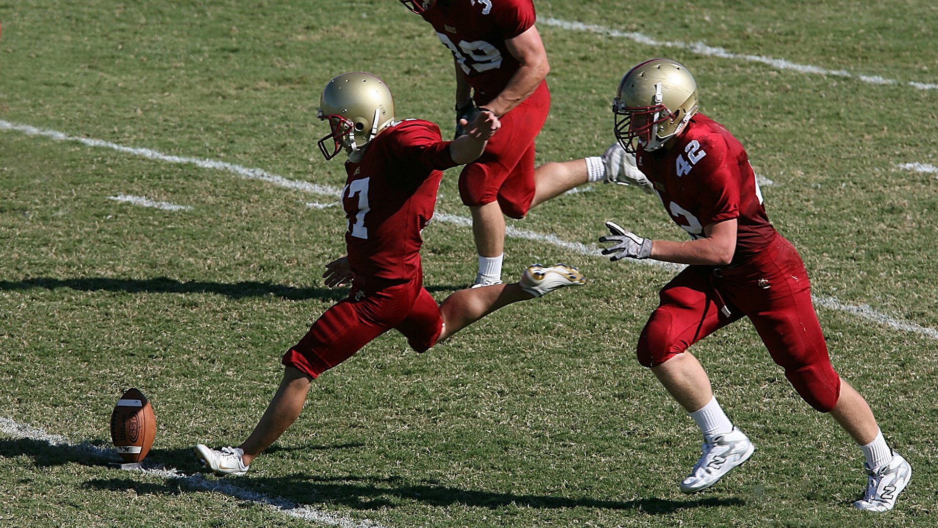 台风过后海边冲浪赛，迎风破浪展英姿，台风即将过去 海面少了波浪