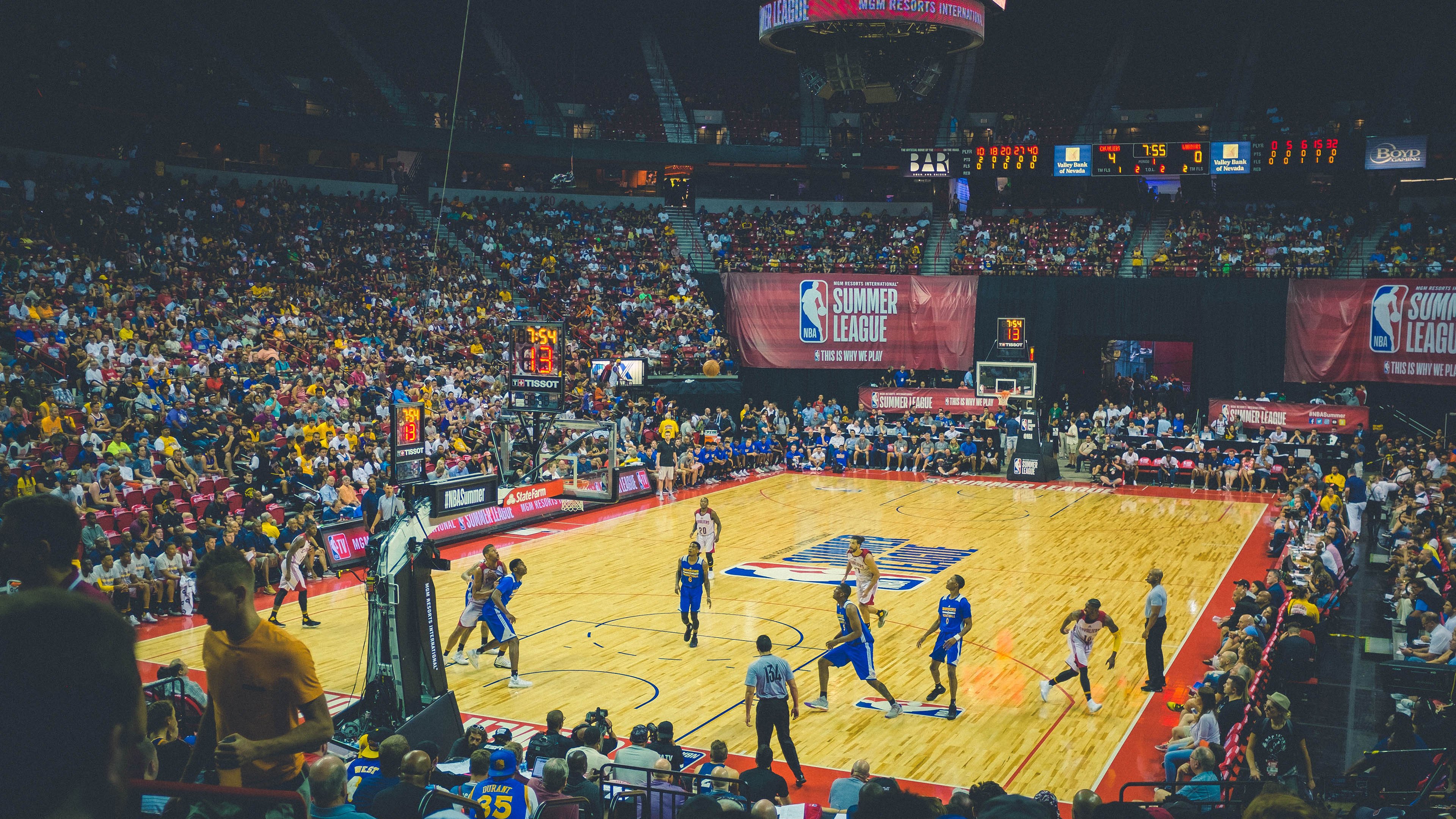 西甲争冠白热化，皇马与巴萨仅差1分，西甲巴萨和皇马比分是多少